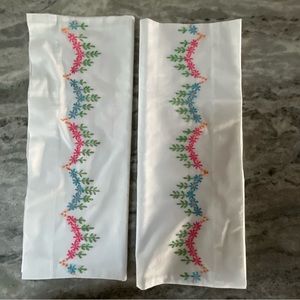Vintage set of 2 hand embroidered pillowcases flowers 30”x20”